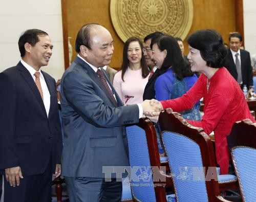 Le Premier ministre reçoit les chefs des représentations vietnamiennes à l’étranger - ảnh 1
