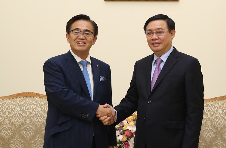 Le gouverneur d’Aichi reçu par le vice-Premier ministre Vuong Dinh Huê - ảnh 1
