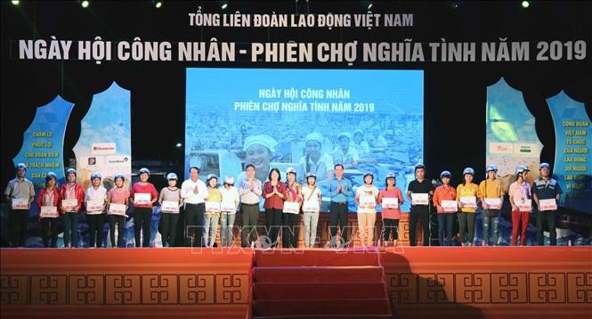 Dang Thi Ngoc Thinh assiste à une fête des ouvriers à Hai Phong - ảnh 1