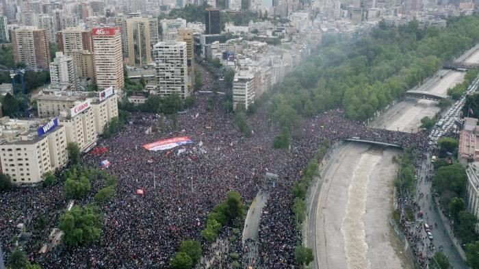 Chili: manifestation monstre à Santiago, le gouvernement sous pression - ảnh 1