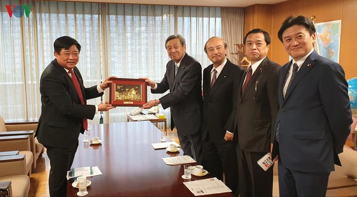 Le président de VOV s’entretient avec un dirigeant du PLD japonais  - ảnh 1
