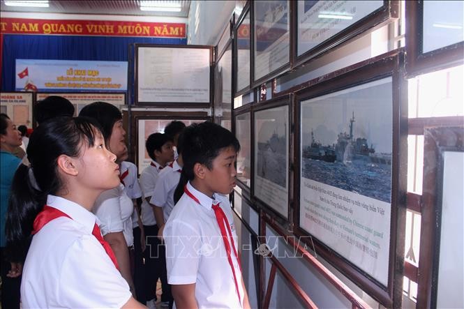 L’exposition itinérante « Hoàng Sa et Truong Sa du Vietnam » arrive dans un lycée de Quang Ngai - ảnh 1