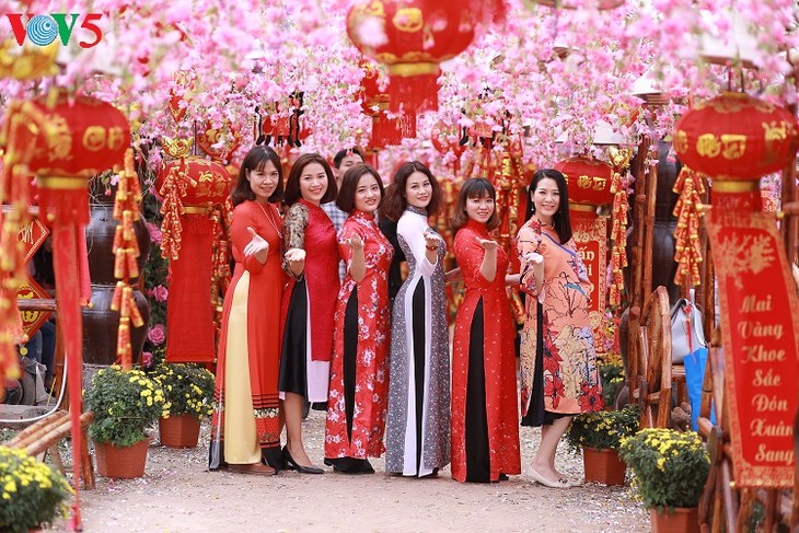 Les Vietnamiennes s’habillent en ao dài pour la fête du Têt - ảnh 5