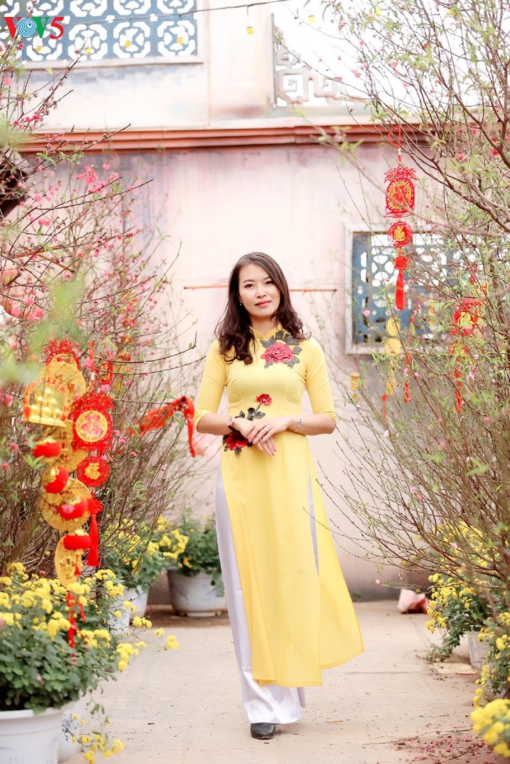 Les Vietnamiennes s’habillent en ao dài pour la fête du Têt - ảnh 7
