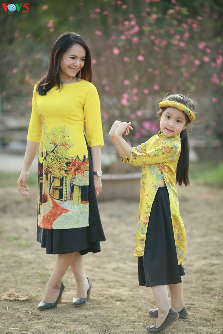 Les Vietnamiennes s’habillent en ao dài pour la fête du Têt - ảnh 13