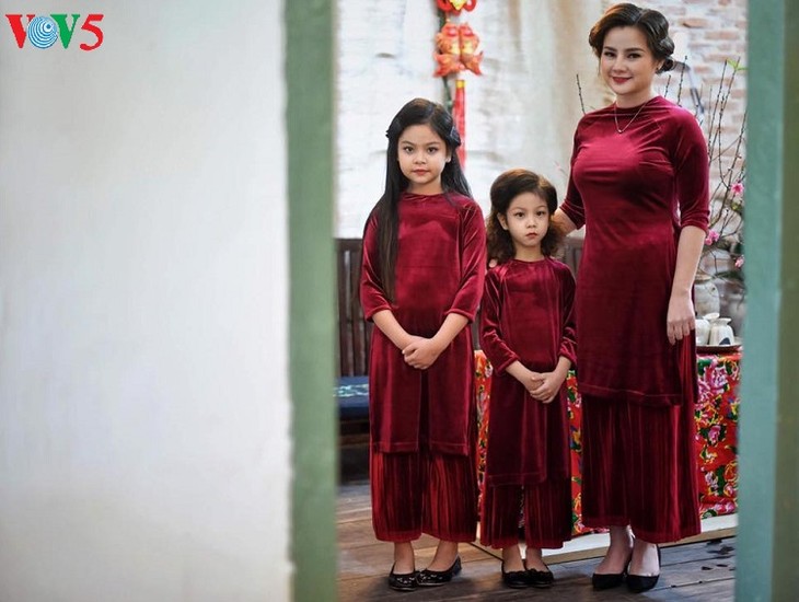 Les Vietnamiennes s’habillent en ao dài pour la fête du Têt - ảnh 14