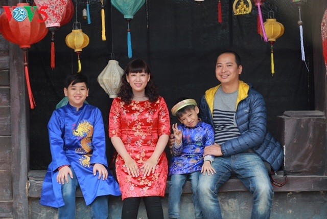 Les Vietnamiennes s’habillent en ao dài pour la fête du Têt - ảnh 16