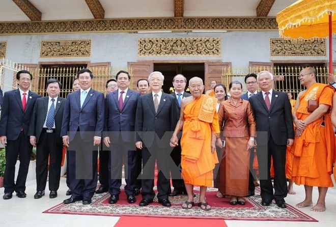 Party chief visits Cambodia’s top Buddhist monks  - ảnh 1