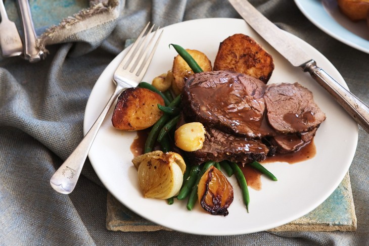 Roast beef with Yorkshire puddings - ảnh 1