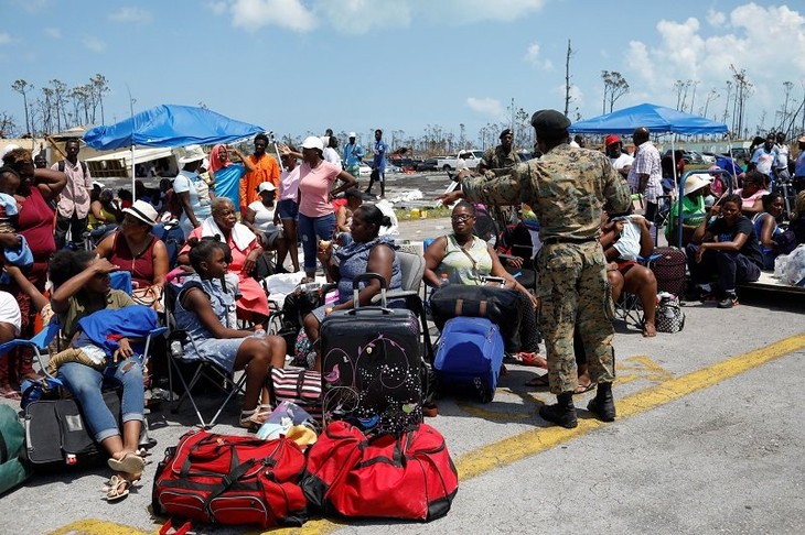 As desperation rises, thousands in Bahamas flee Dorian's devastation - ảnh 1