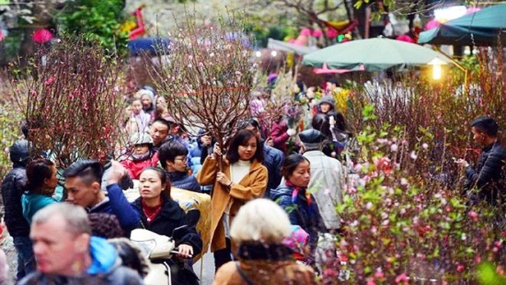 Hanoi’s flower markets vibrant ahead of Tet - ảnh 1