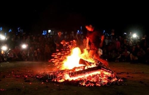 “Fire jumping” ceremony recognized as a national intangible heritage - ảnh 1