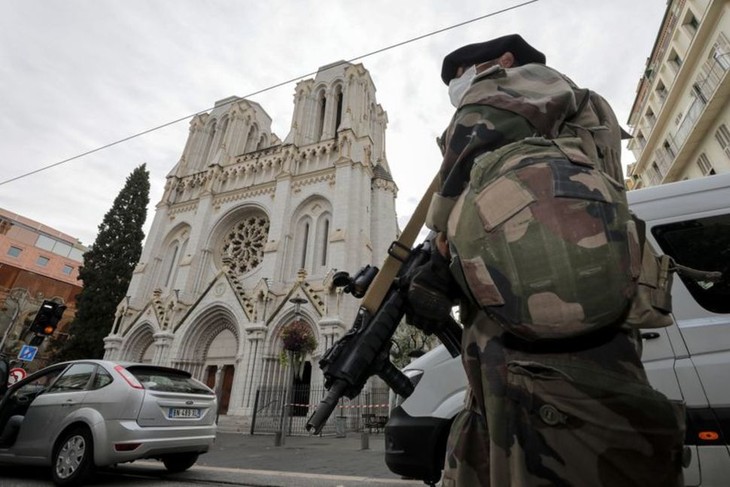 Tunisian man beheads woman, kills two more people in Nice church - ảnh 1