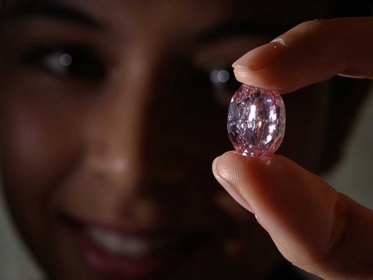 Pink diamond fetches 26.6 million USD at Sotheby's Geneva sale - ảnh 1