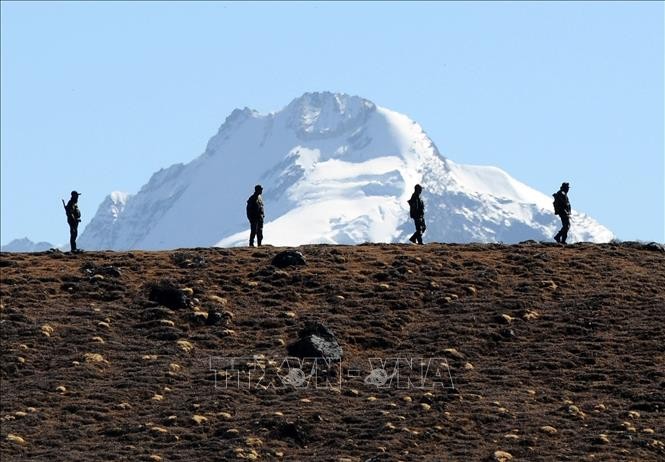 India hopes China talks will resolve Himalayan border crisis - ảnh 1