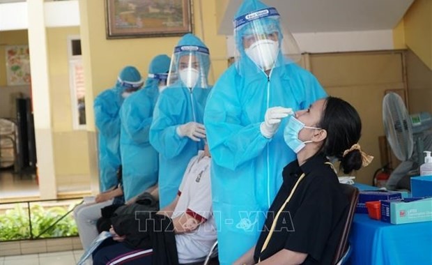 HCM City to test all residents for COVID-19 during social distancing - ảnh 1