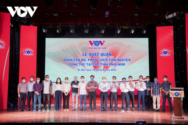 VOV reporters sent off to southern provinces to fight COVID-19 - ảnh 1