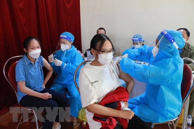 ​Countries ease COVID measures, boost vaccination programs - ảnh 1