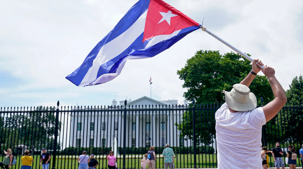 US lifts restrictions on group travel and money transfers to Cuba - ảnh 1