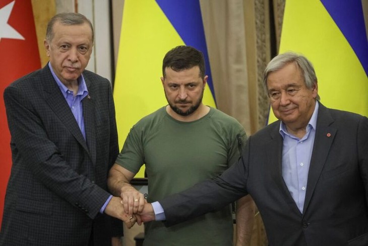 Erdogan says he discussed ways to end Ukraine conflict with Guterres, Zelenskiy - ảnh 1