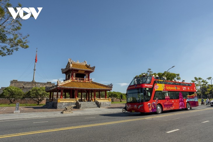 Taking a tour of Hue on double-decker bus - ảnh 7