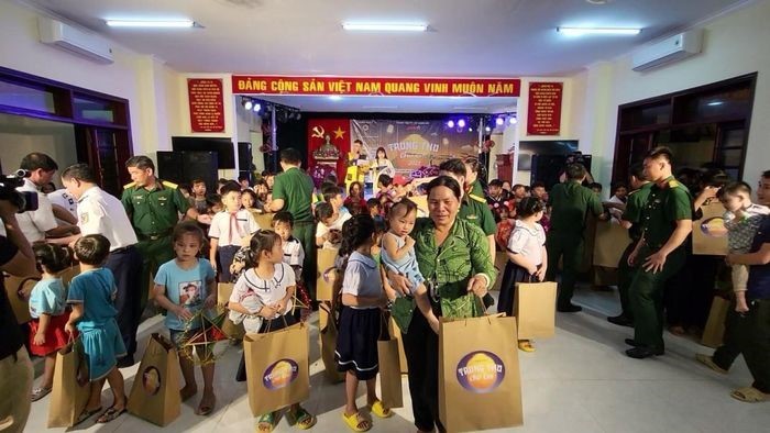 Mid-autumn festival held for children in Kien Giang - ảnh 1