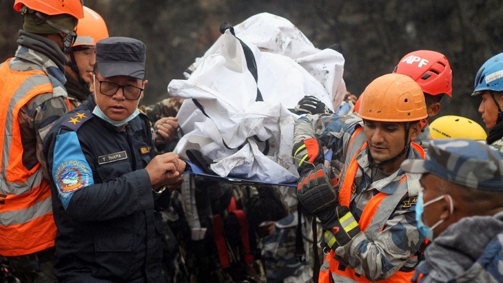 Searchers find black boxes of aircraft in deadly Nepal crash - ảnh 1