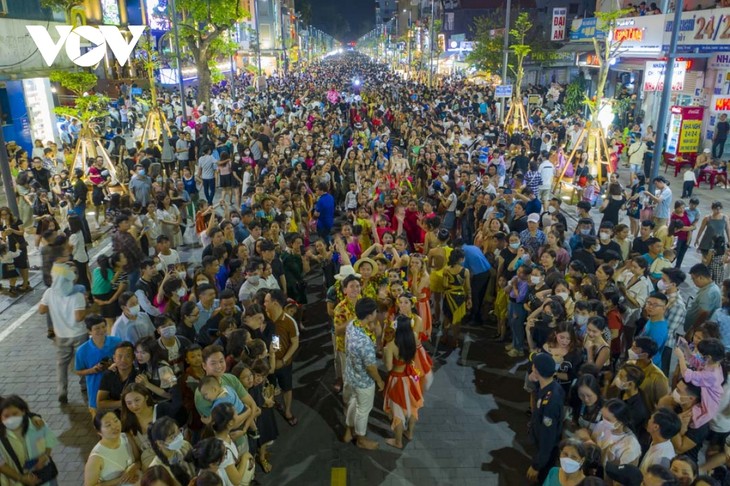 Thua Thien-Hue opens third pedestrian street - ảnh 1