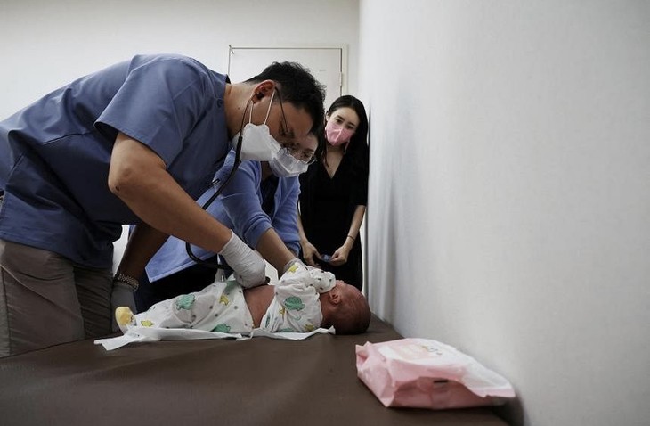 S.Korean doctors flee paediatrics as low birth rate bites - ảnh 1