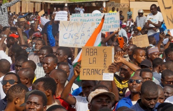 West Africa threatens force on Niger coup leaders - ảnh 1