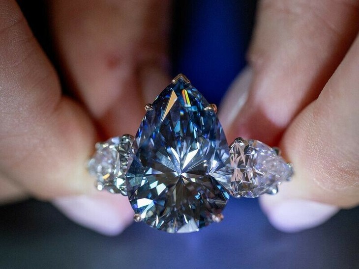 Vivid blue diamond could sell for 50 million USD at Christie's auction - ảnh 1