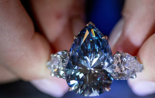 Vivid blue diamond sells for nearly 44 million USD at Christie's auction - ảnh 1