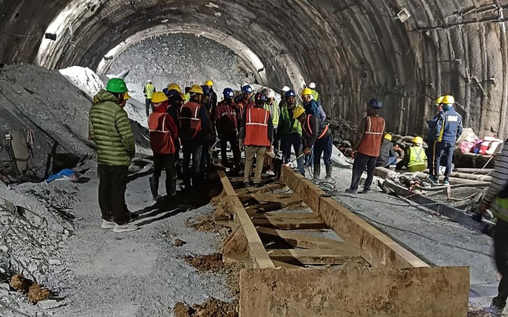 Indian rescuers still 40 metres away from workers trapped in collapsed tunnel - ảnh 1