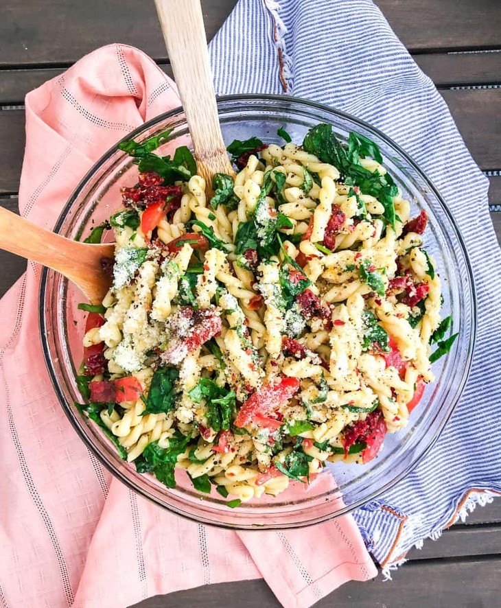 Goat cheese pasta with mushrooms, asparagus, and sun-dried tomatoes - ảnh 1