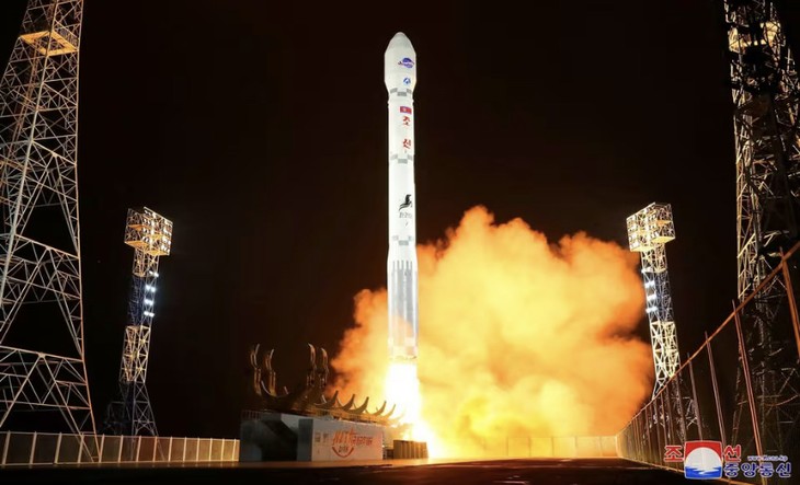 North Korea vows more satellite launches, beefs up military on border - ảnh 1