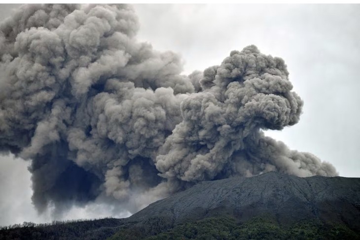 Eleven climbers killed as Indonesia volcano erupts - ảnh 1