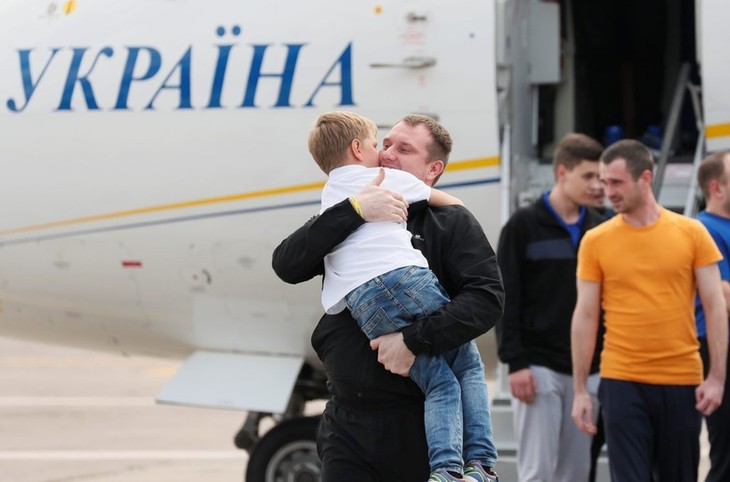 Russia, Ukraine announce largest prisoner swap since February 2022 - ảnh 1