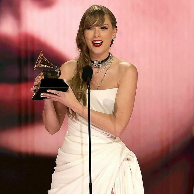 Grammys 2024: Taylor Swift makes history with fourth album of year win - ảnh 1