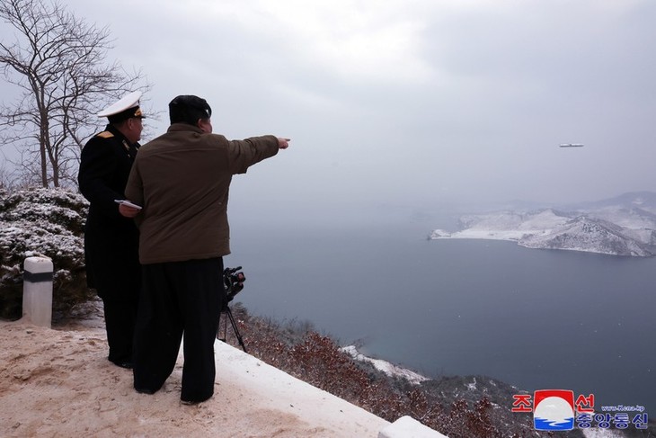 North Korean leader supervises missile test - ảnh 1