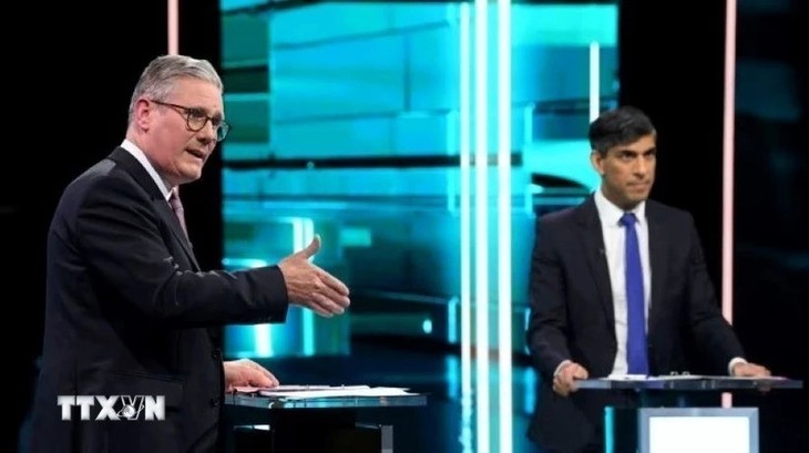 Sunak and Starmer clash in final UK TV debate - ảnh 1