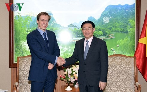 Deputi Perdana Menteri (PM) Vietnam, Vuong Dinh Hue menerima direktur Forum Ekonomi Dunia, Justin Wood - ảnh 1