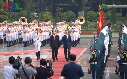Presiden Tran Dai Quang memimpin Upacara penyambutan Presiden Republik Korea, Moon Jae – In - ảnh 1