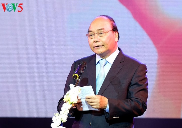 PM Nguyen Xuan Phuc menghadiri program temu pergaulan dengan tema: “Bergotong – royong mengatasia kibat bom dan ranjau pasca perang” - ảnh 2