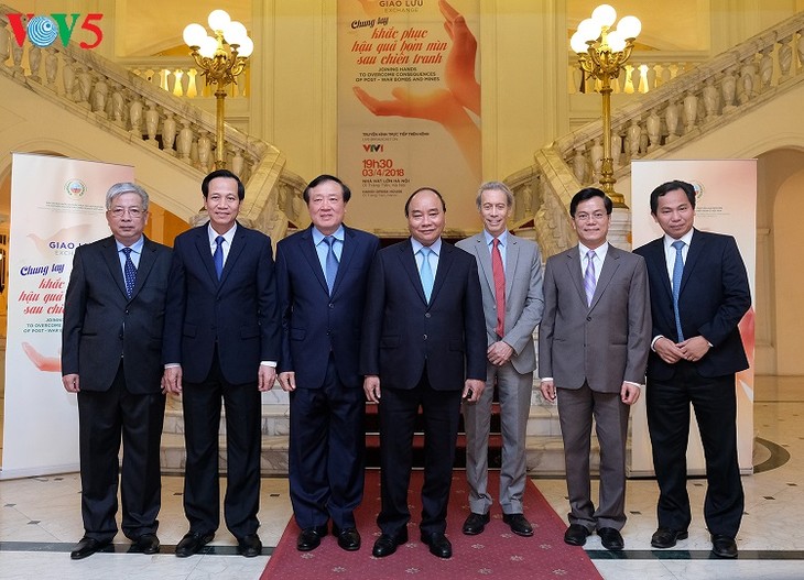 PM Nguyen Xuan Phuc menghadiri program temu pergaulan dengan tema: “Bergotong – royong mengatasia kibat bom dan ranjau pasca perang” - ảnh 1