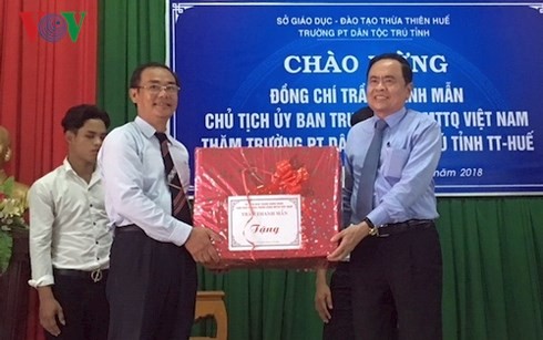 Ketua Pengurus Besar Front Tanah Air Vietnam melakukan kunjungan dan memberikan bingkisan kepada warga etnis di provinsi Thua Thien – Hue - ảnh 1