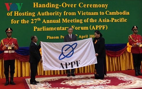 MN Vietnam melakukan serah terima jabatan ke Ketuaan APPF kepada Parlemen Kamboja - ảnh 1
