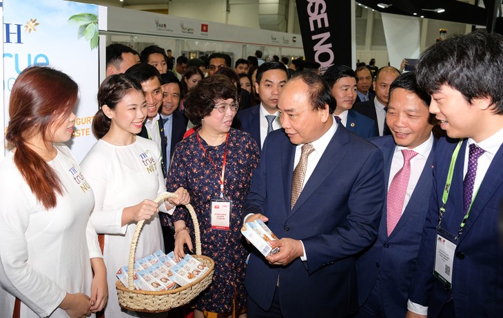 PM Nguyen Xuan Phuc mengunjungi paviliun Vietnam di Pekan Raya Bahan Makanan dan Perhotelan Asia 2018 - ảnh 1