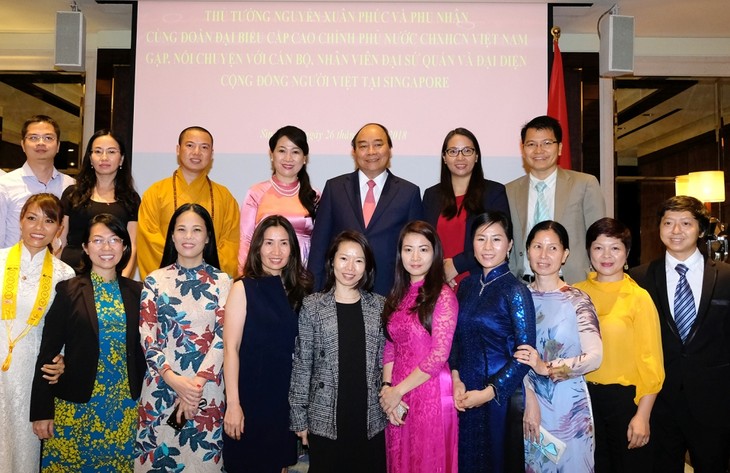 PM Nguyen Xuan Phuc bertemu dengan komunitas orang Vietnam di Singapura - ảnh 1