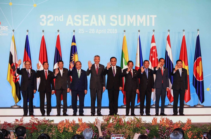 PM Nguyen Xuan Phuc menghadiri sidang terbatas  setelah KTT ke- 32 ASEAN - ảnh 1