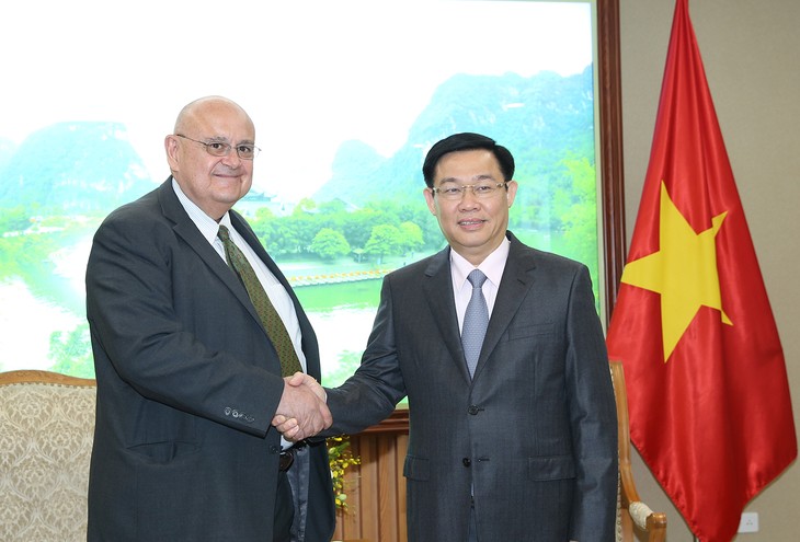 Deputi PM Vietnam, Vuong Dinh Hue menerima Dubes AS dan Brasil - ảnh 1